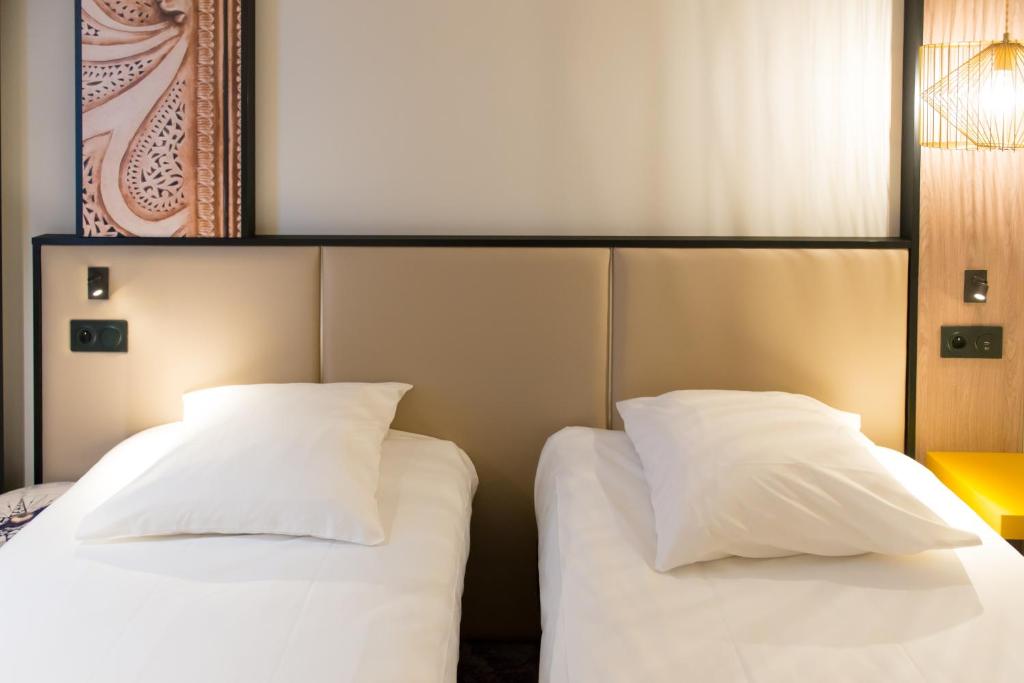 Postel nebo postele na pokoji v ubytování Brit Hotel Brest Le Relecq Kerhuon