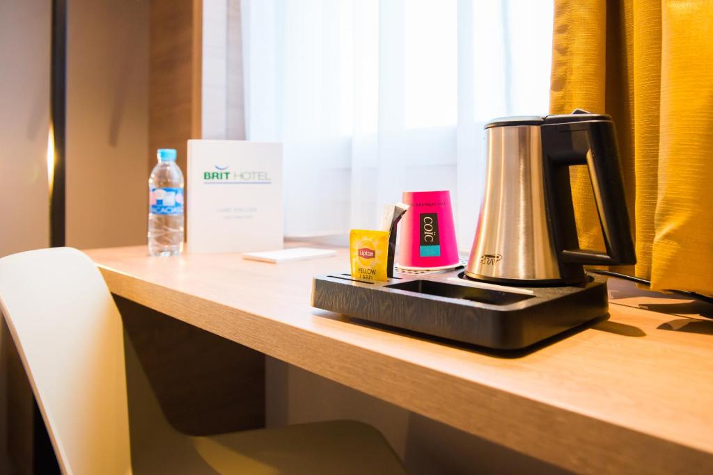Příslušenství pro přípravu čaje a kávy v ubytování Brit Hotel Brest Le Relecq Kerhuon