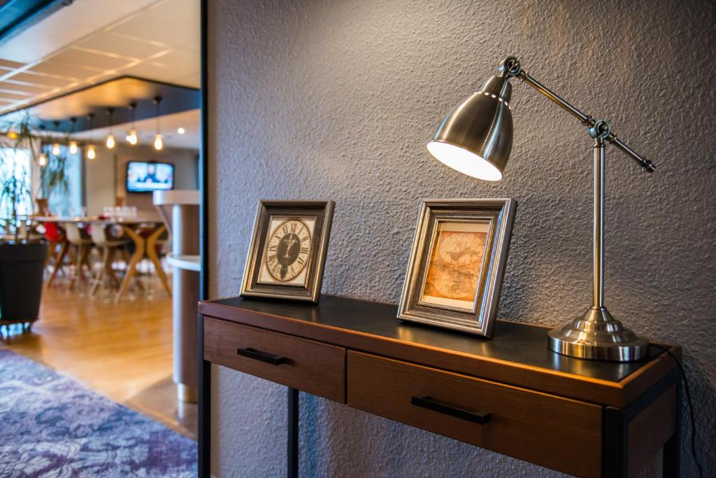 TV a/nebo společenská místnost v ubytování Brit Hotel Brest Le Relecq Kerhuon