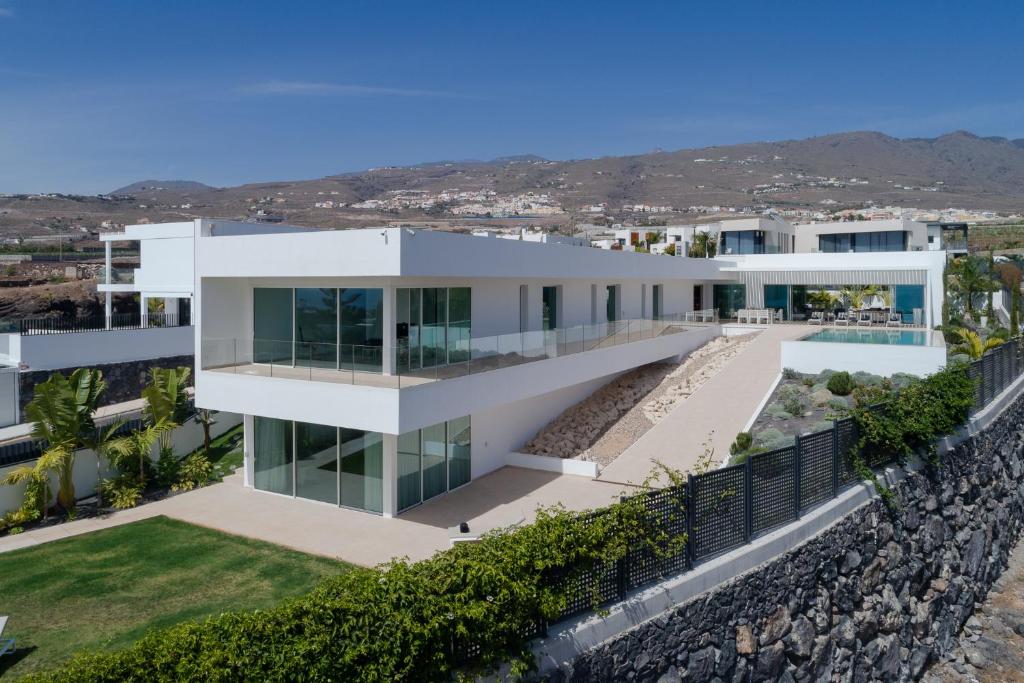 eine Luftaufnahme eines Hauses in der Unterkunft KARAT Villa Splendida in Playa Paraiso