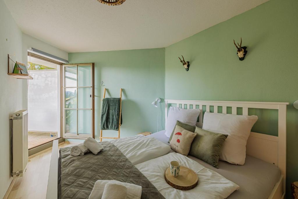 - une chambre avec un lit et un bol dans l'établissement Nähe Skilift & Loipe mit Sauna im Haus und Traumblick Tiefgarage E-Ladestation, à Todtnauberg