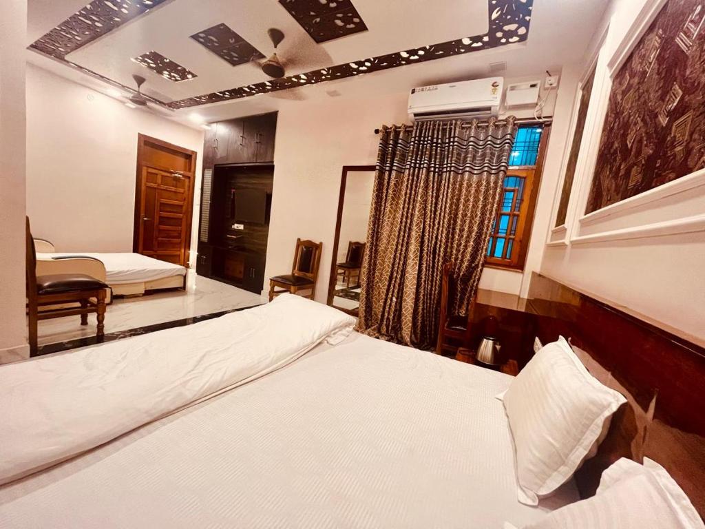 Postel nebo postele na pokoji v ubytování Hotel Ram Anandam Inn