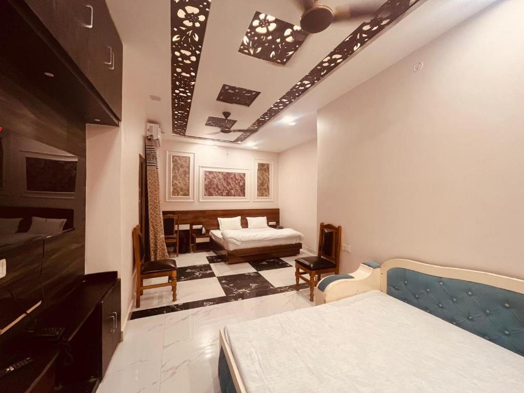 Postel nebo postele na pokoji v ubytování Hotel Ram Anandam Inn