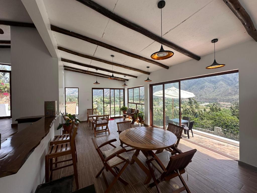 En generel udsigt til bjerge eller udsigt til bjerge taget fra lejligheden