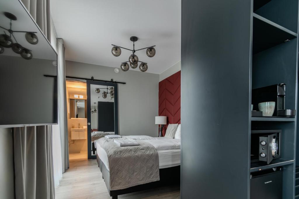 Rúm í herbergi á Midtown Hotel