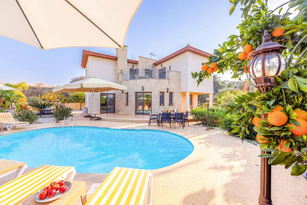 une villa avec piscine et une maison dans l'établissement Stavros Villa, à Pólis Chrysochoús