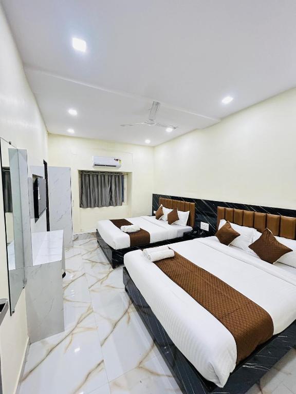 Postel nebo postele na pokoji v ubytování Hotel Rinza Residency