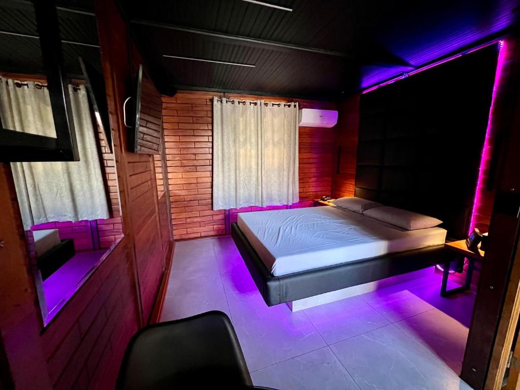 Postel nebo postele na pokoji v ubytování Amy Motel