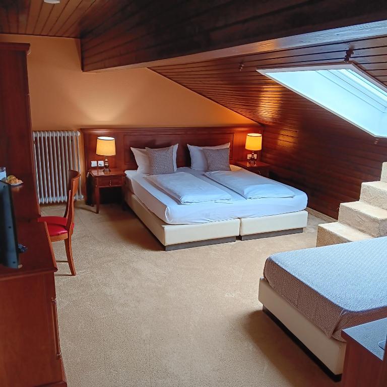 Postel nebo postele na pokoji v ubytování Schwarzwaldhotel Sonne