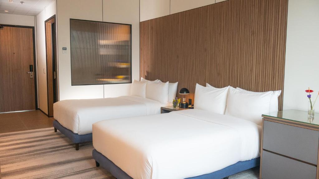 Postel nebo postele na pokoji v ubytování Waymore Hotel Spa & Casino
