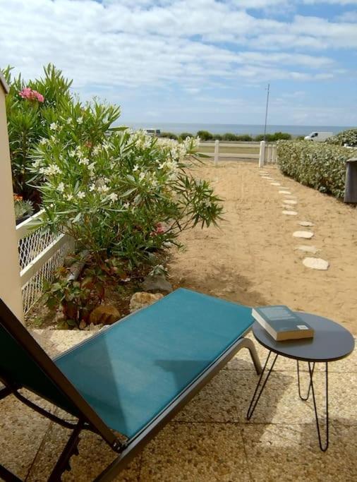 - un banc et une table sur la plage dans l'établissement Bel appartement face mer et accès plage, à Saint-Sébastien