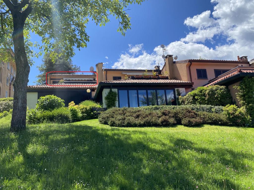 a house with a green lawn in front of it at Motta Verde con piscina e tennis in Brisino