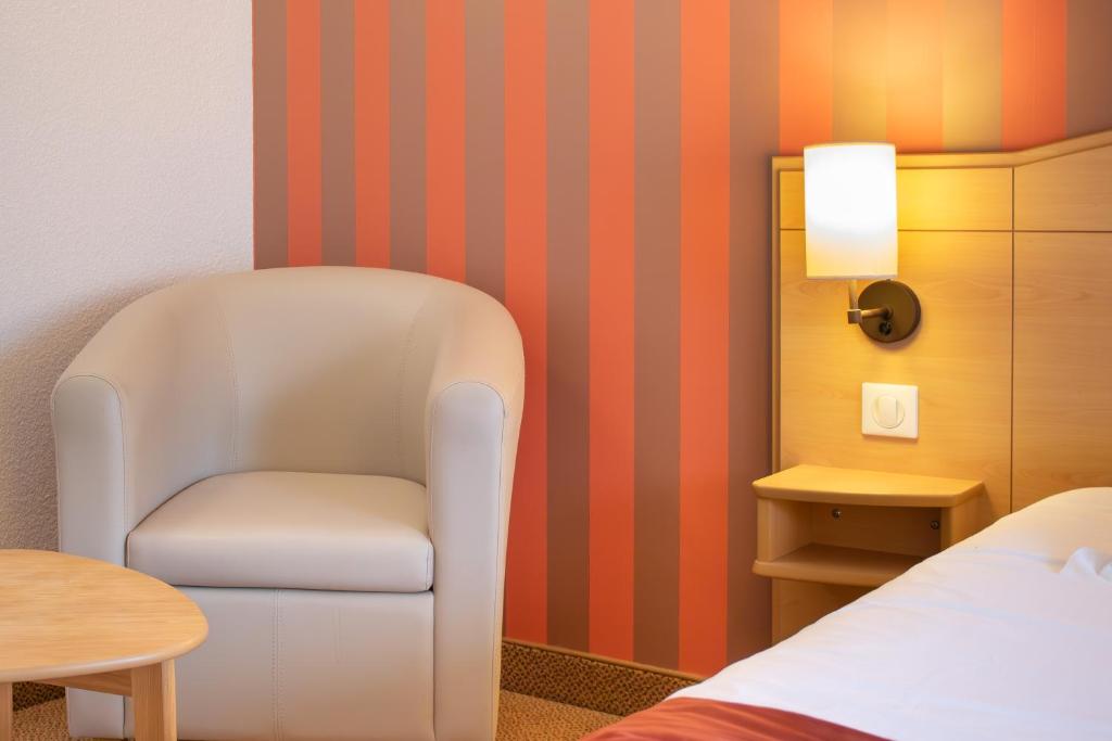Brit Hotel Châteaudun - Double Room With Living Room Area