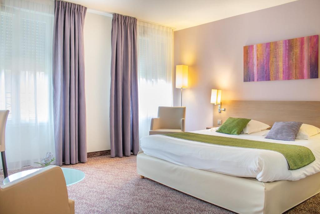 Cama o camas de una habitación en Brit Hotel Châteaudun