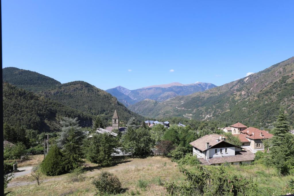 un village dans une vallée avec des montagnes en arrière-plan dans l'établissement entre ciel et montagne, à Valdeblore