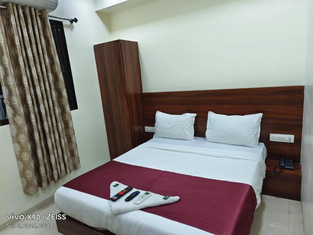Rúm í herbergi á Hotel Victoria Palace - South Mumbai