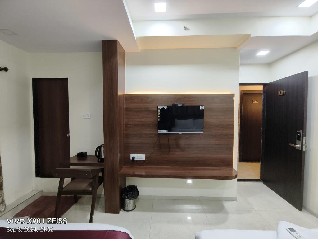 Sjónvarps- og/eða afþreyingartæki á Hotel Victoria Palace - South Mumbai