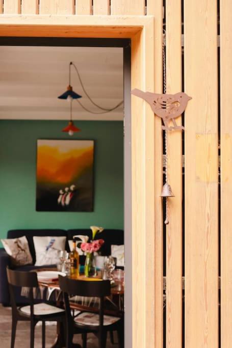Photo de la galerie de l'établissement Le chant des oiseaux - Chalet, à Saint Lo