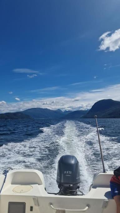 ein Boot im Wasser mit in der Unterkunft Buavollen in Vågbø