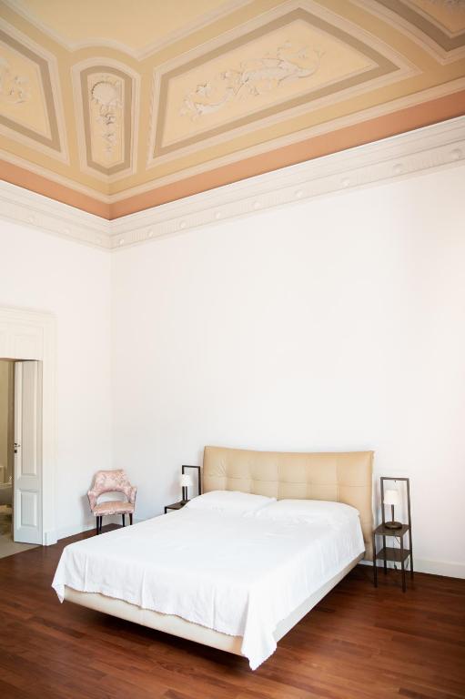 Palazzo Marinella Historic Residence with Pool between Etna Taormina & Sea - Suite King Con Balcón