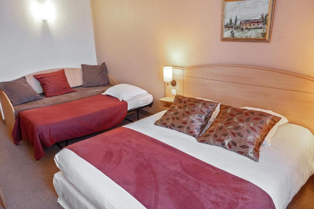 Brit Hotel Châteaudun - Family Room (2 Adults + 2 Children)