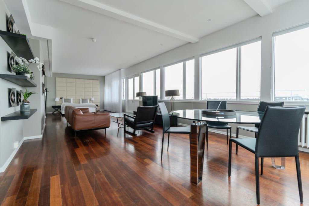 Sjónvarps- og/eða afþreyingartæki á Midtown Hotel