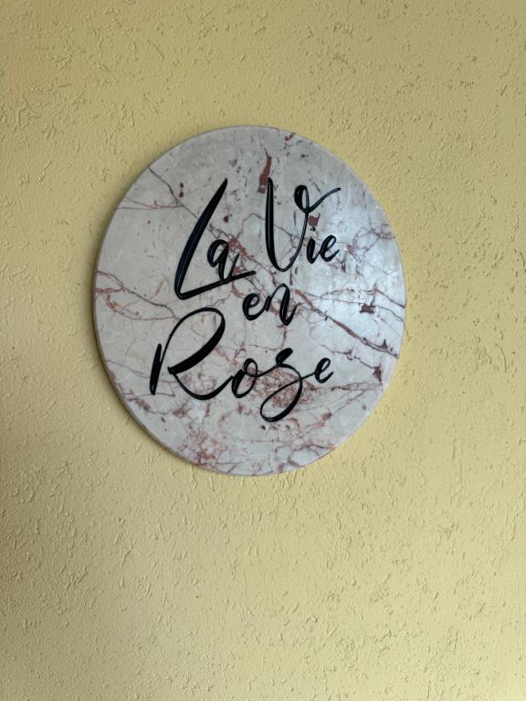 a sign on a wall with the words we are a dog at La vie en rose in Santa Maria degli Angeli