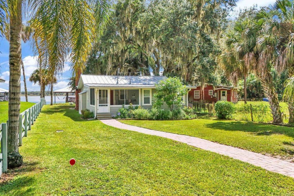 Κήπος έξω από το Nature's Nest Lake House