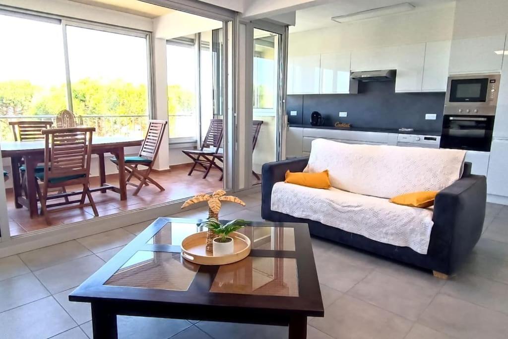 un salon avec un canapé et une table dans l'établissement T2 Moderne en Bord de plage, au Barcarès