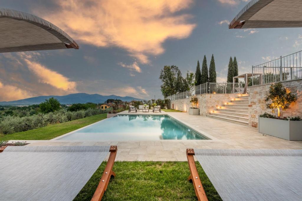 une piscine dans une cour avec un patio dans l'établissement Villa Sunkiss: Luxury Farmhouse with Tuscan Flair, à Montecarlo