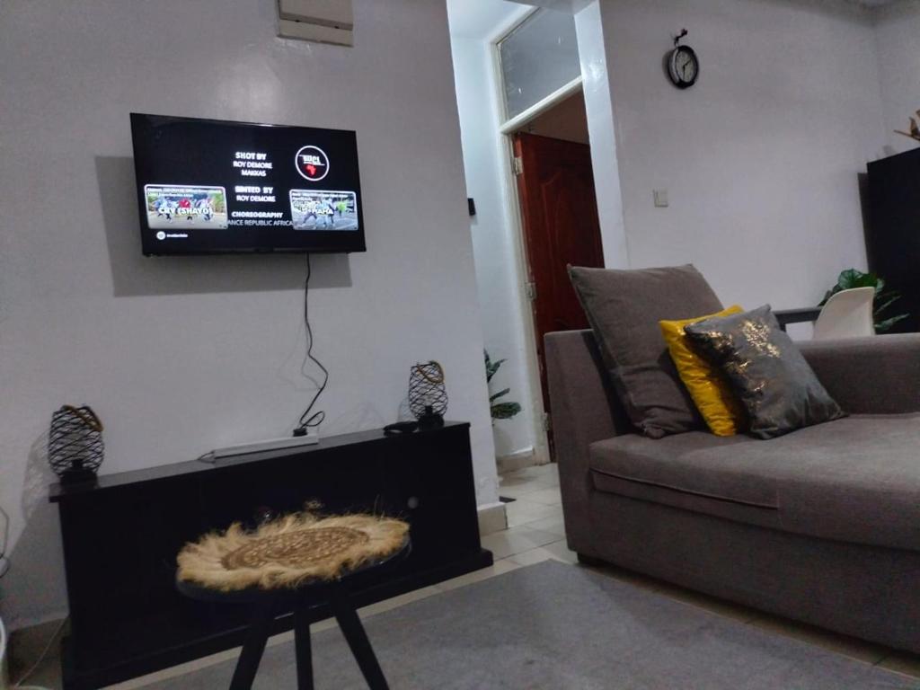 TV a/nebo společenská místnost v ubytování Amirah Homes