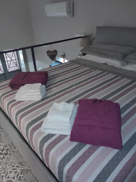 a bed with towels sitting on top of it at TeTeTe Casa Vacanza in San Giorgio a Cremano