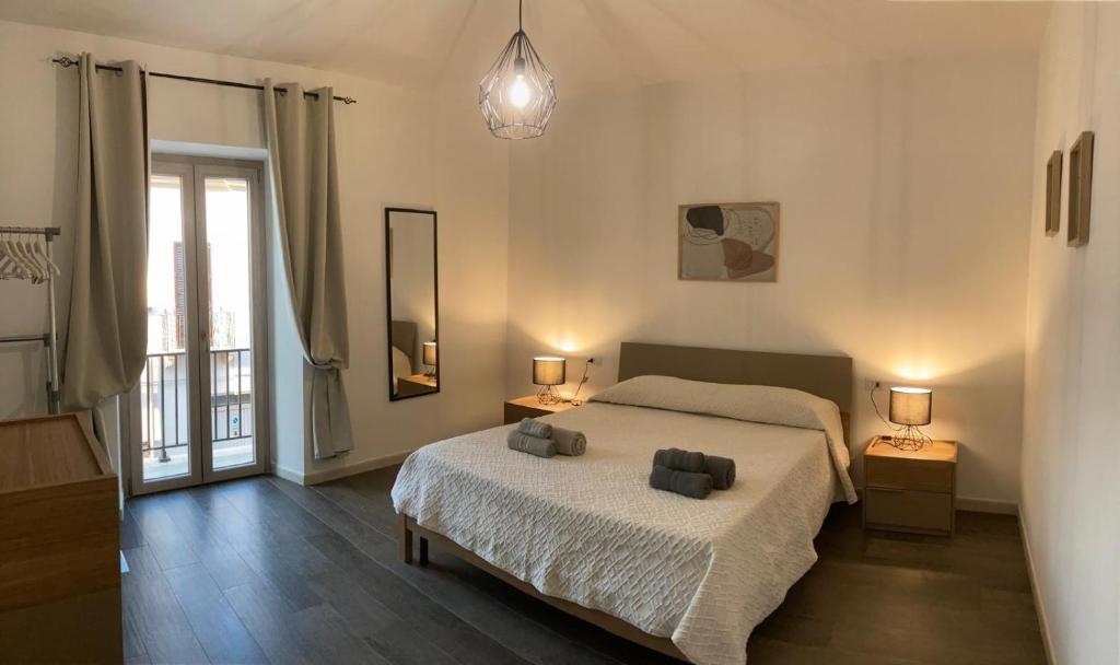 una camera da letto con un letto con due cuscini sopra di Wellhouse a SantʼAntìoco
