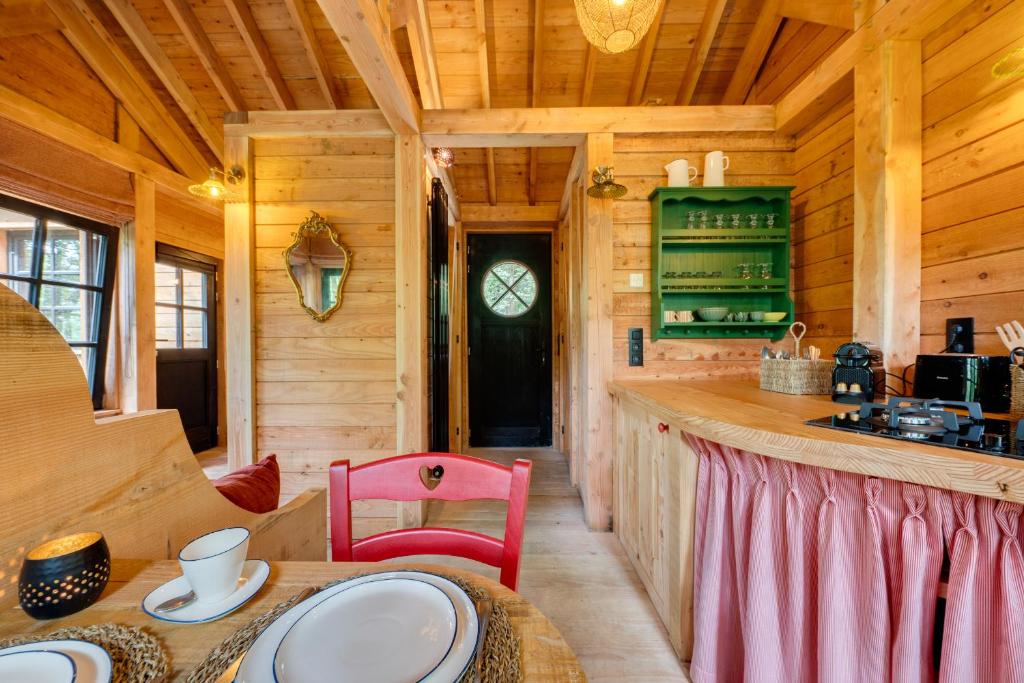 Kuchyň nebo kuchyňský kout v ubytování Les cabanes des Dolimarts