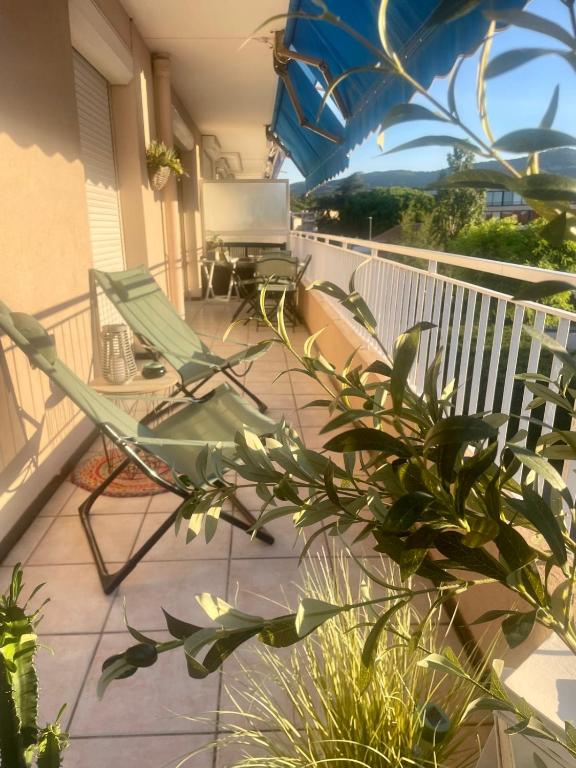 d'une terrasse avec des chaises et des plantes sur un balcon. dans l'établissement Beautiful apartment located 800 m from the Beach, à Six-Fours-les-Plages