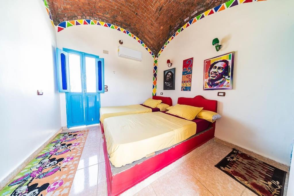 Postel nebo postele na pokoji v ubytování Bob Marley Guest House