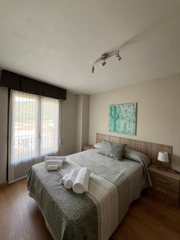 Un dormitorio con una cama con dos toallas encima. en Santa Coloma Apartamentos, en Santa Coloma