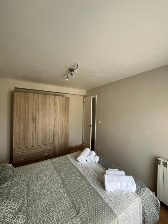 1 dormitorio con 2 camas y toallas. en Santa Coloma Apartamentos, en Santa Coloma