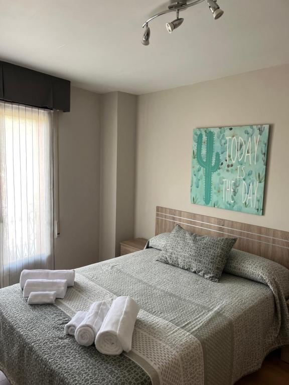Un dormitorio con una cama con toallas. en Santa Coloma Apartamentos, en Santa Coloma