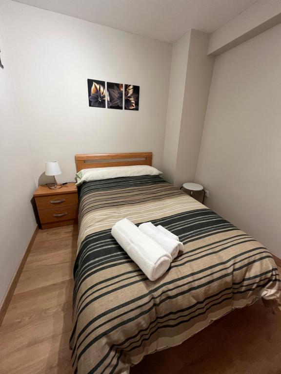 Cama o camas de una habitación en Santa Coloma Apartamentos