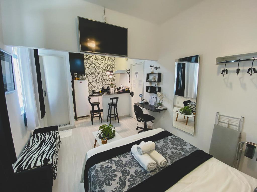 Giường trong phòng chung tại Studio Leblon