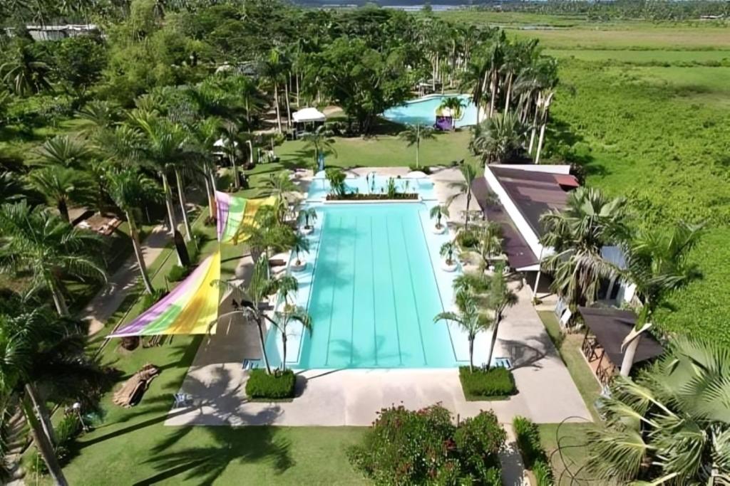 Bazén v ubytování The Ranch Resort Cebu powered by Cocotel nebo v jeho okolí