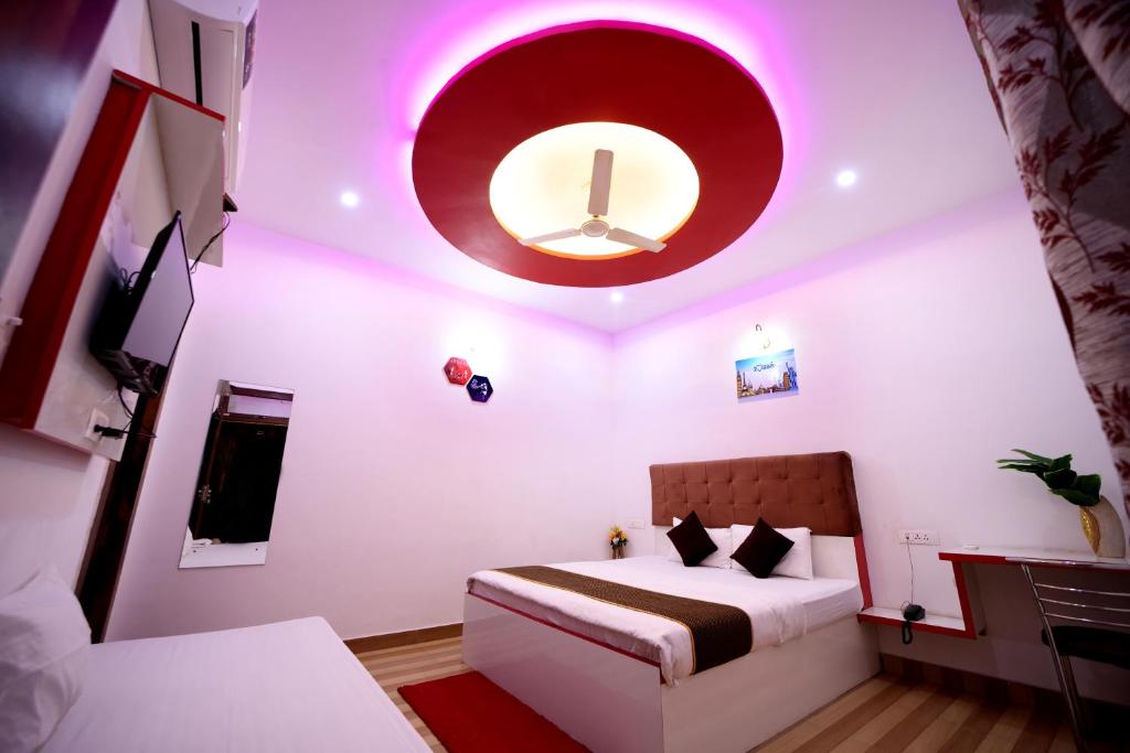 Postel nebo postele na pokoji v ubytování Hotel Taj Niwas