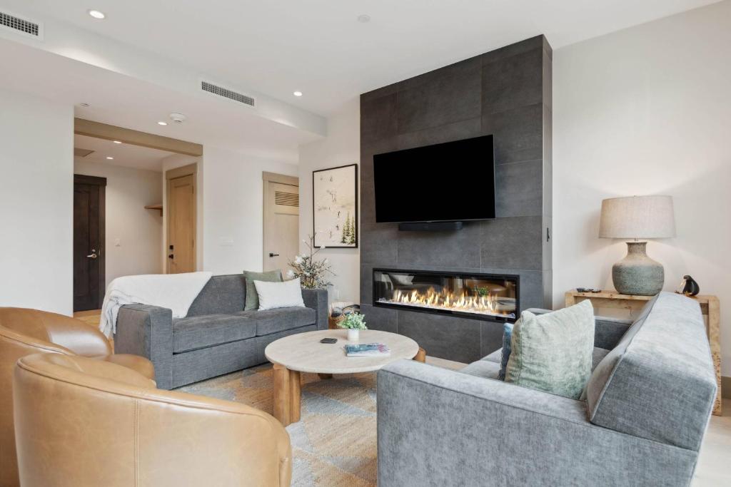 Μια τηλεόραση ή/και κέντρο ψυχαγωγίας στο One Riverfront Condo 207 by East West Hospitality