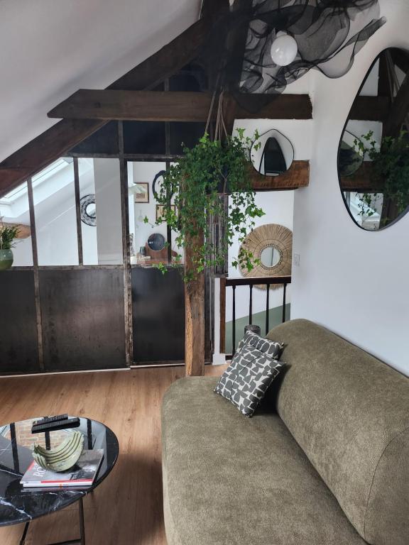 un salon avec un canapé et une table dans l'établissement Sous les toits de Triboulet, à Blois