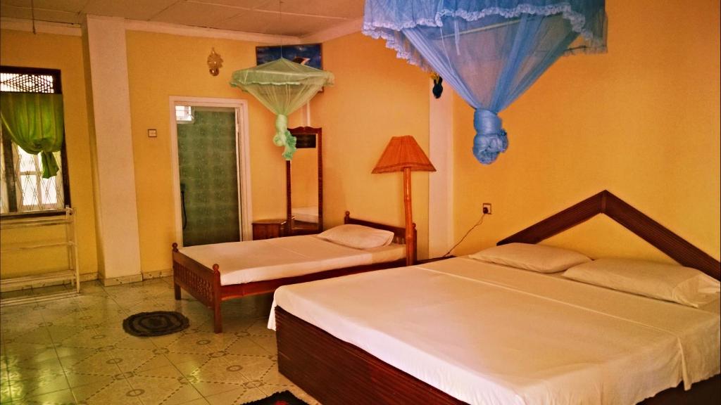 Postel nebo postele na pokoji v ubytování Sigiri Holiday Inn