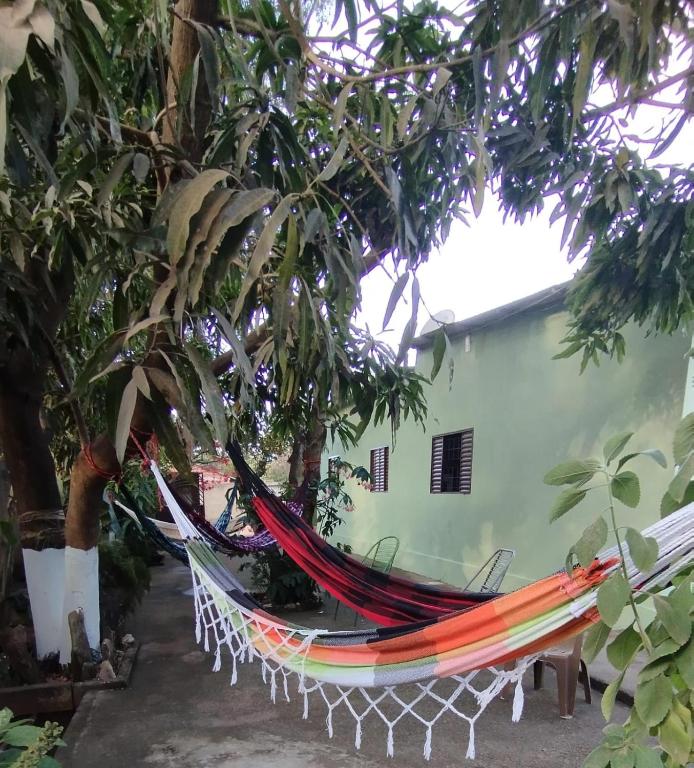 a hammock hanging from a tree in front of a building at Casa Bem te Vi - Cavalcante in Cavalcante