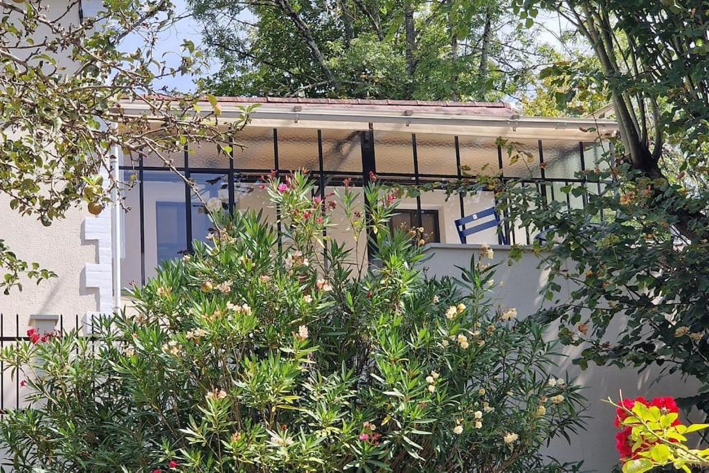 une maison avec une bande de plantes devant elle dans l'établissement Côté Loire, à La Charité-sur-Loire