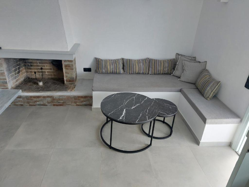 Istumisnurk majutusasutuses Apomero Apartment in Rochari Panormos