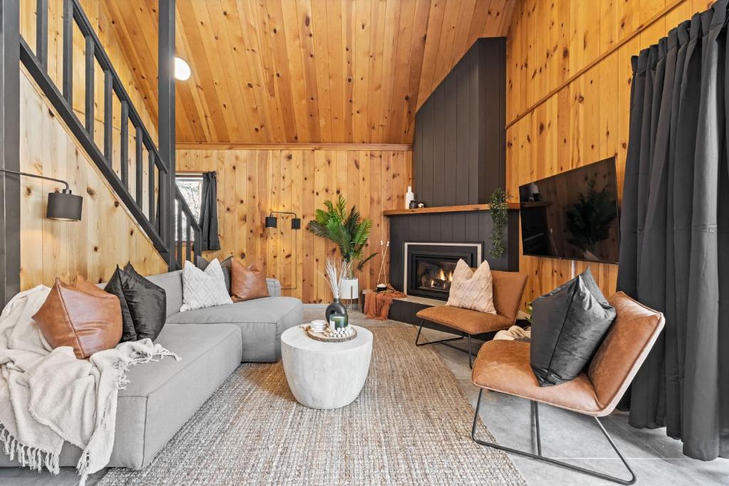 Istumisnurk majutusasutuses The Matterhorn I HotTub I Ping Pong I Chalk Wall